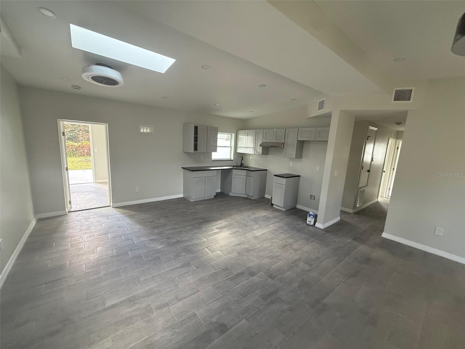 Image 3 of 13 For 514 Manhattan Drive