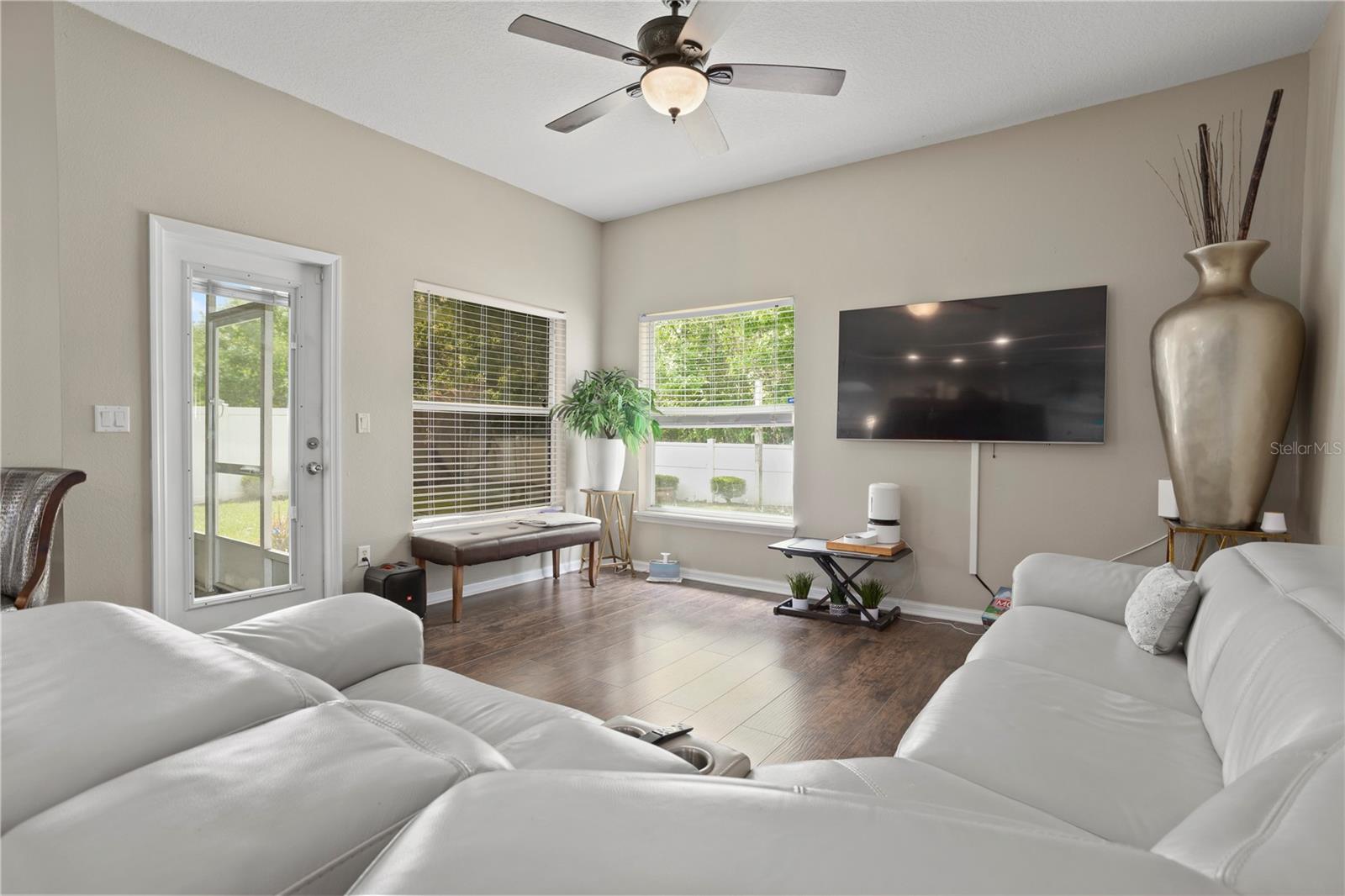 Image 14 of 33 For 548 Carey Way