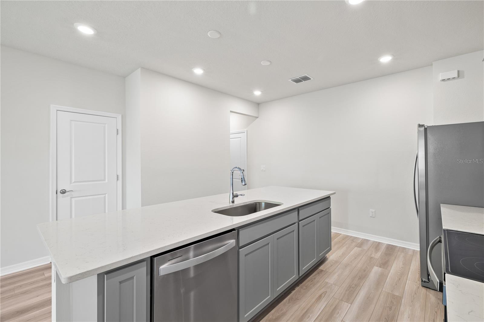 Image 10 of 37 For 6373 Breeze Filled Lane