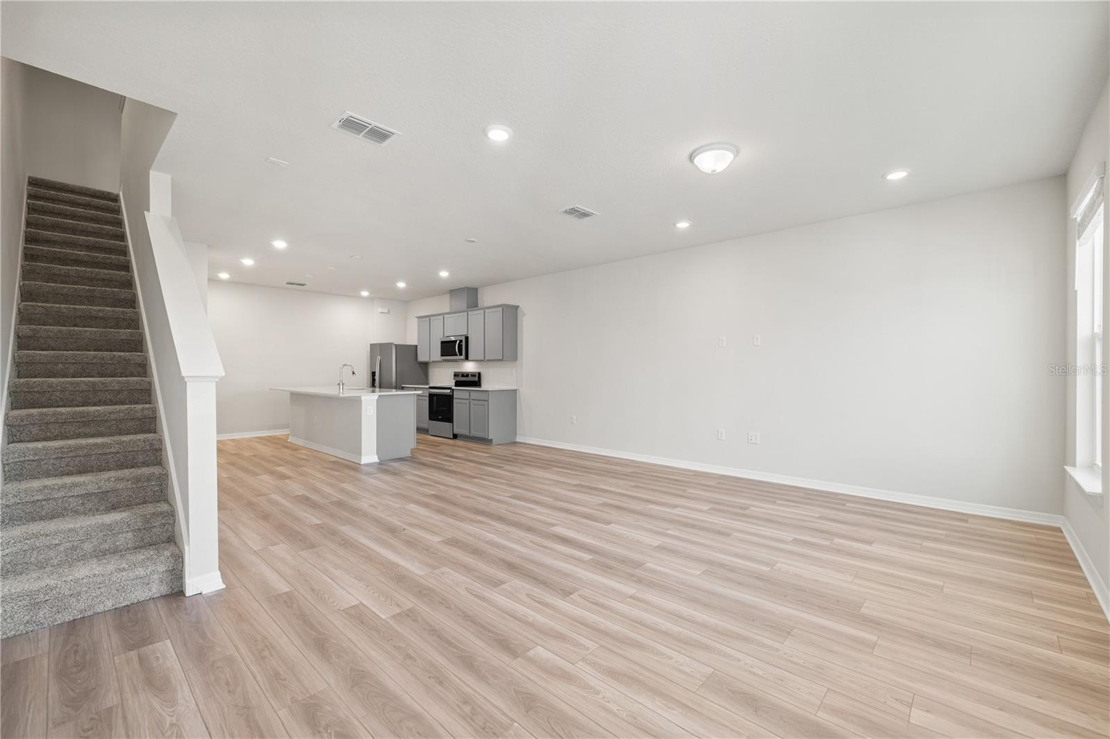 Image 4 of 37 For 6373 Breeze Filled Lane