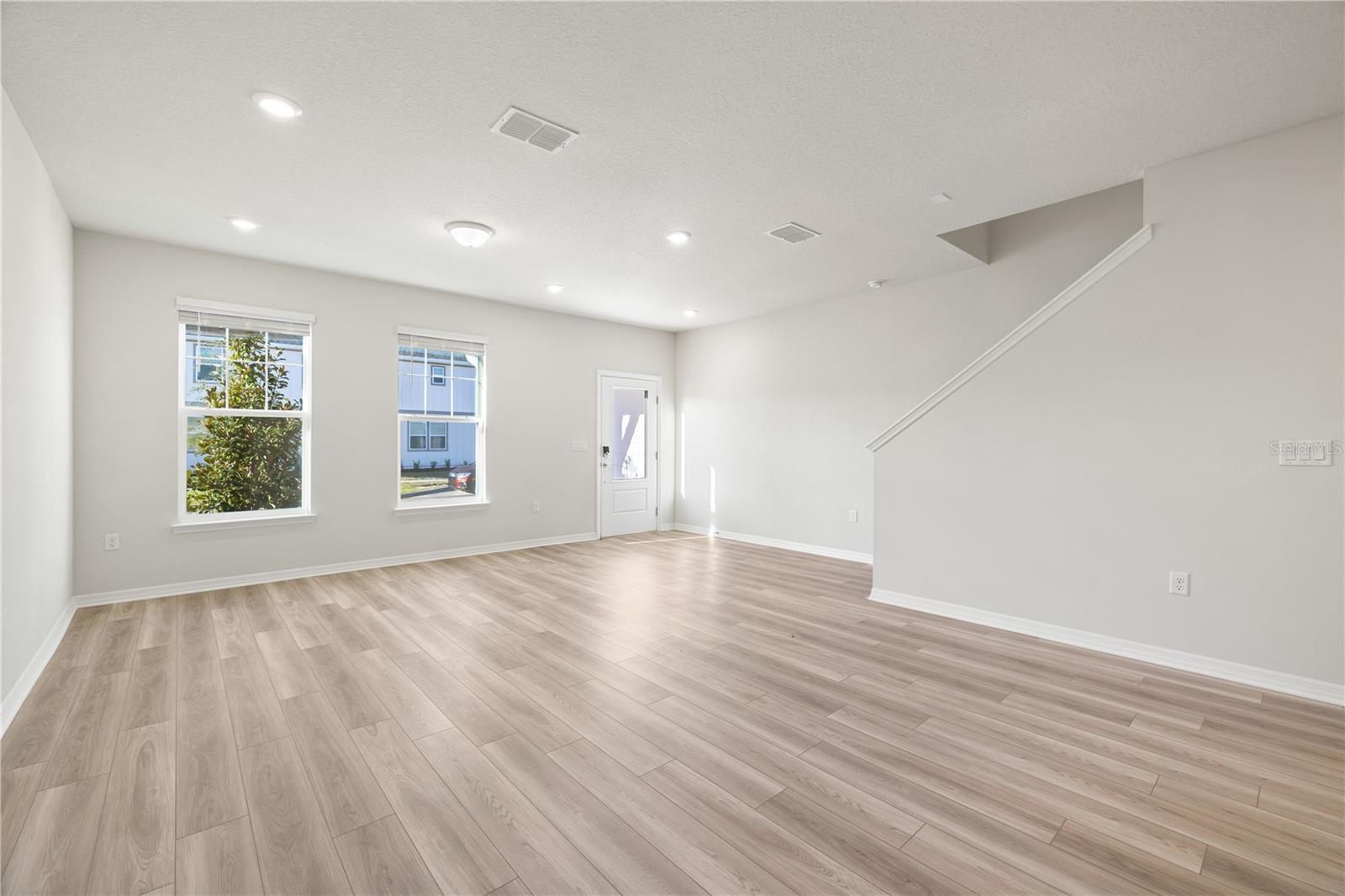 Image 6 of 37 For 6373 Breeze Filled Lane