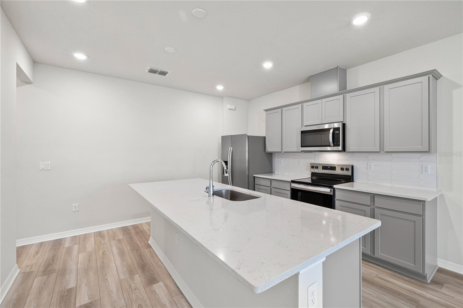 Image 8 of 37 For 6373 Breeze Filled Lane