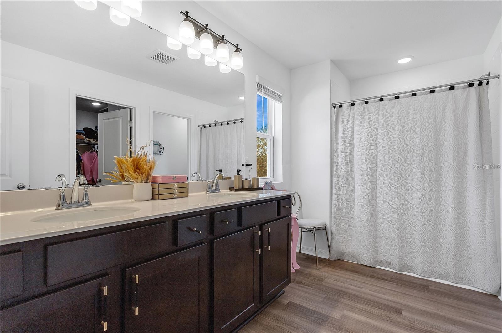 Image 14 of 30 For 682 Heritage Square Drive