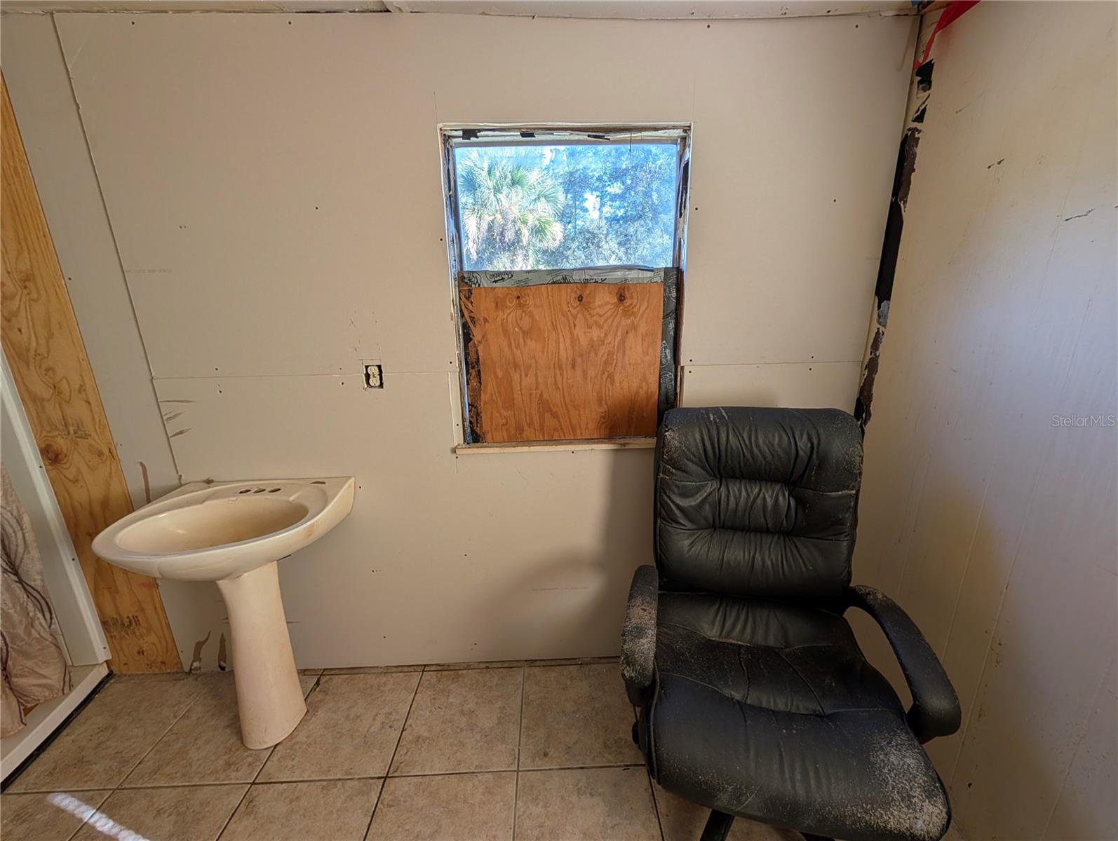 Image 13 of 36 For 25314 Luke Street