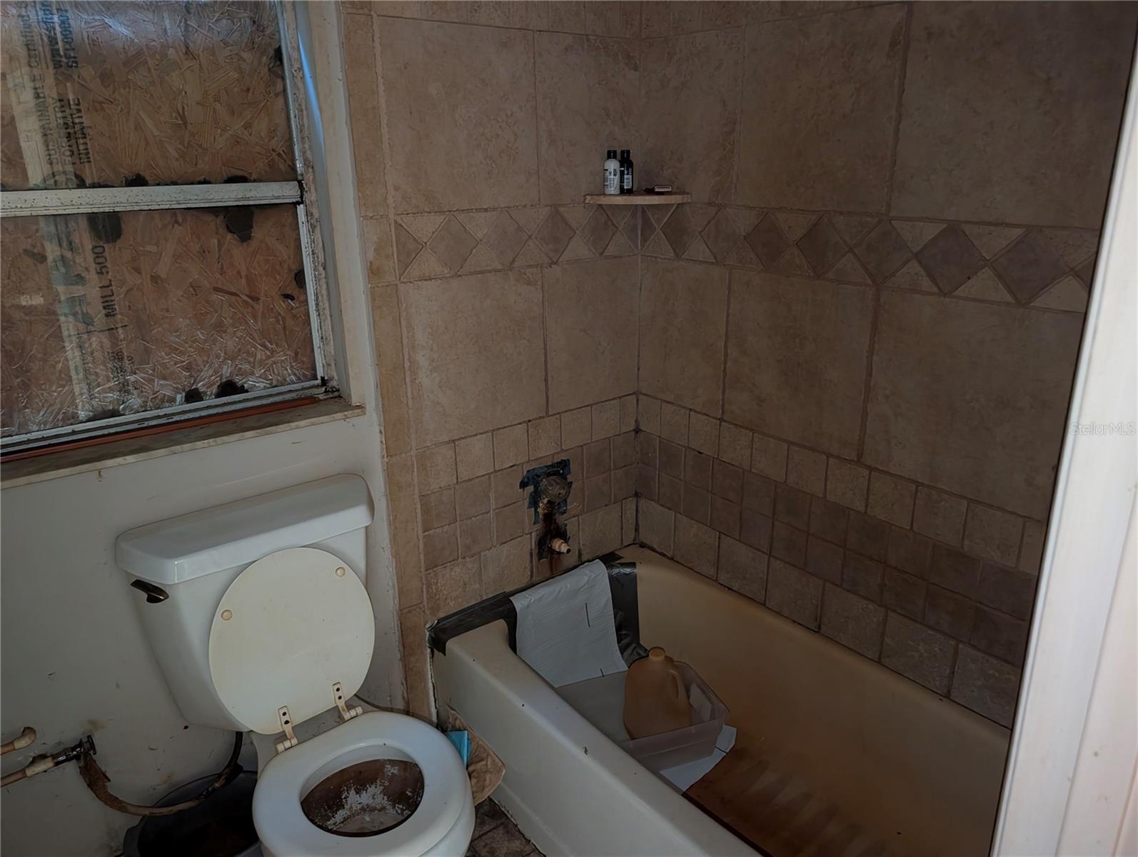 Image 18 of 36 For 25314 Luke Street