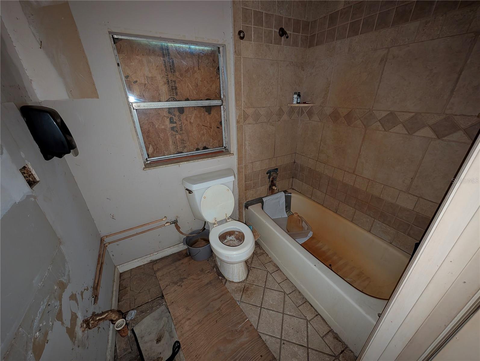 Image 19 of 36 For 25314 Luke Street