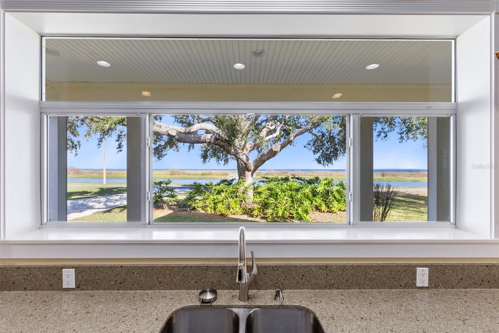 Image 15 of 42 For 1811 Lakeshore Boulevard