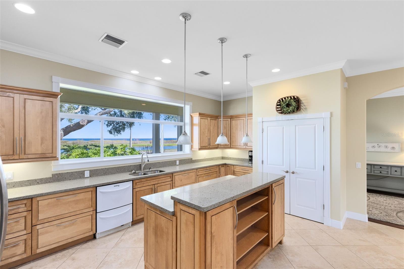 Image 16 of 42 For 1811 Lakeshore Boulevard