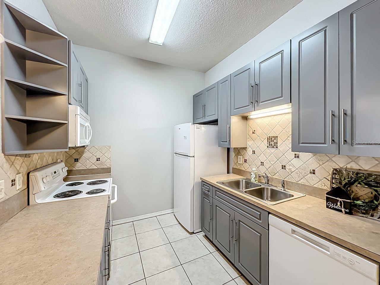 Image 3 of 23 For 185 Pearl Lake Causeway 210