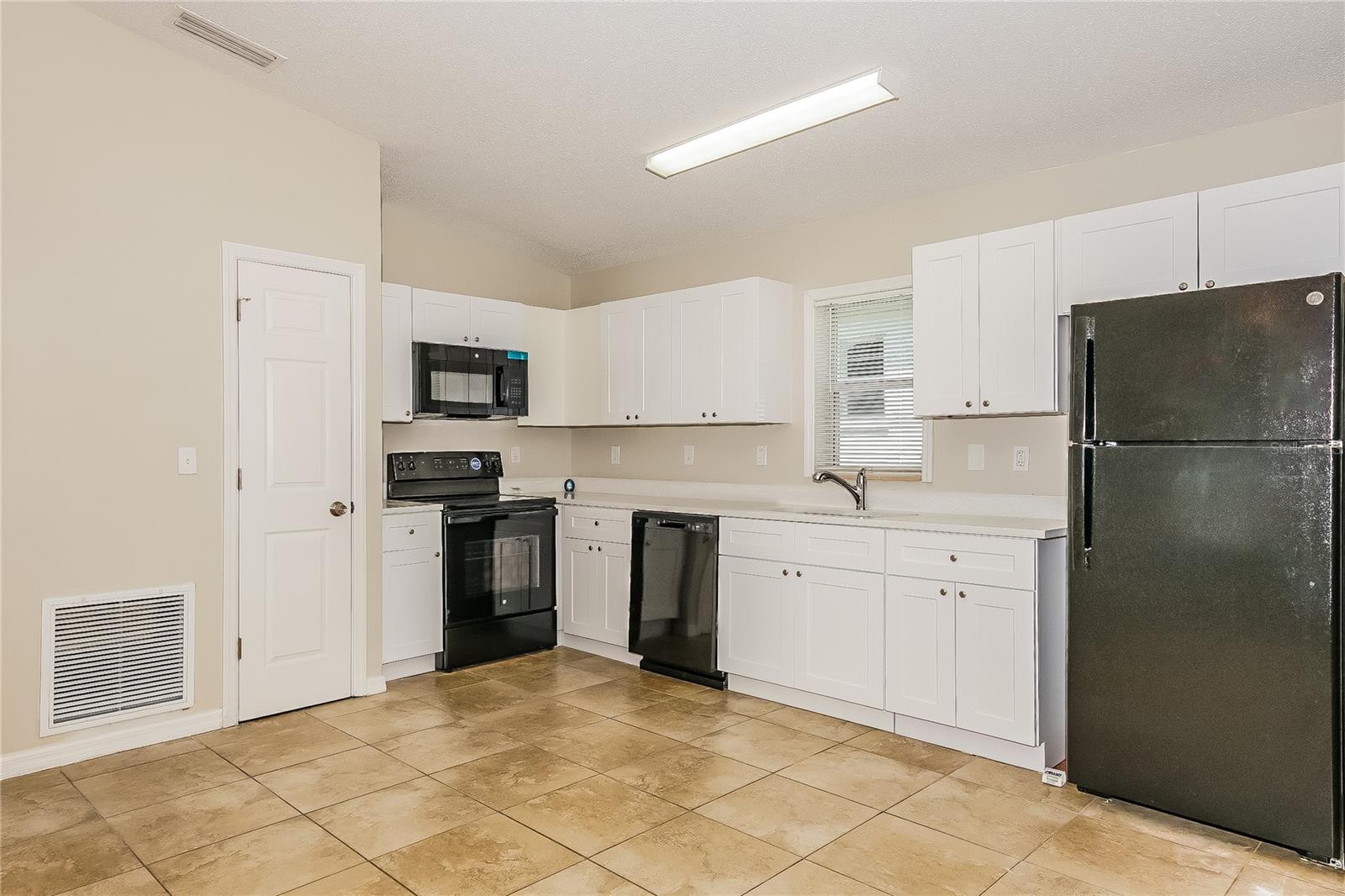 Image 6 of 16 For 824 Pinewood Street