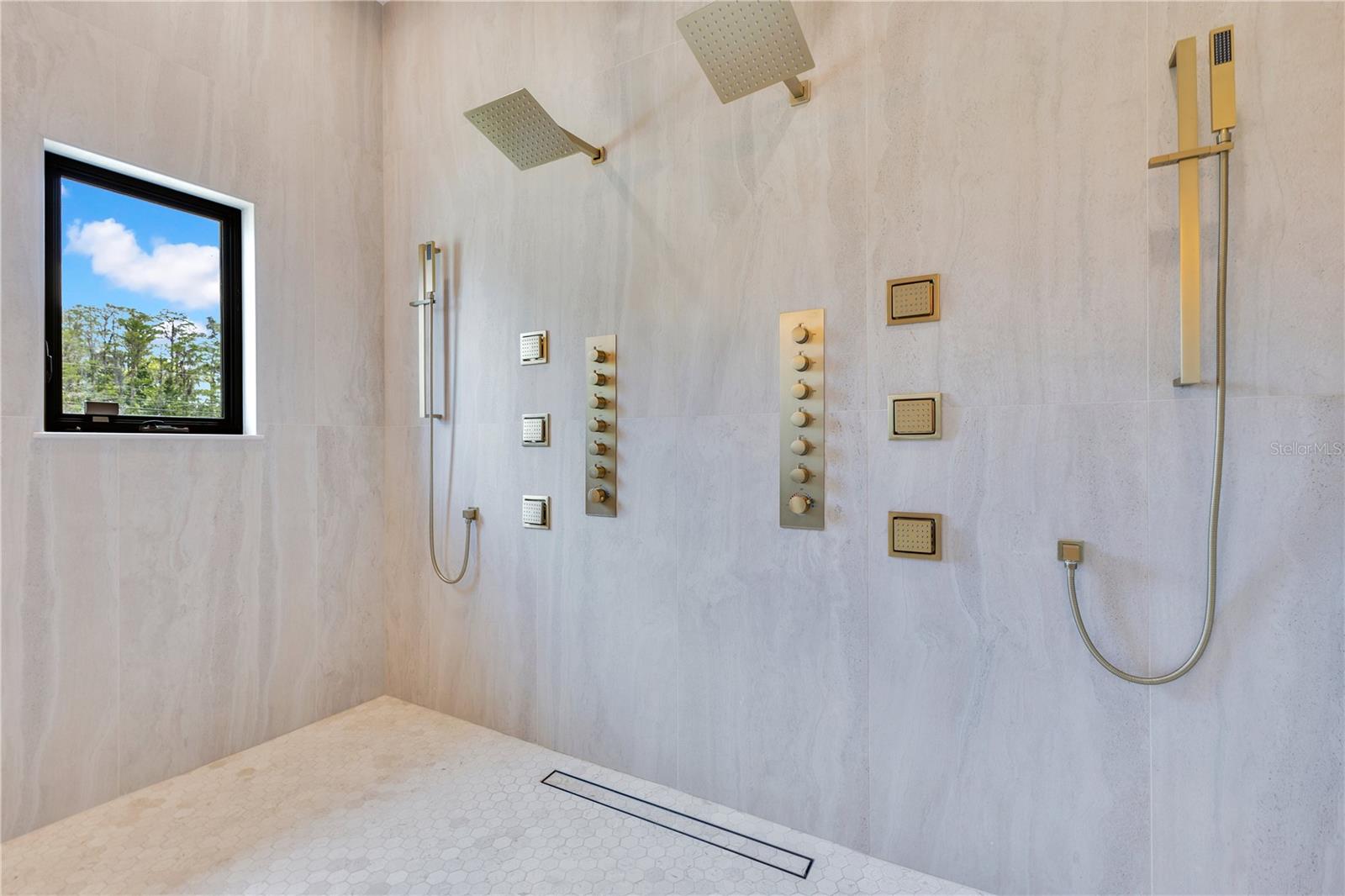 Image 19 of 39 For 19925 Quinella Street