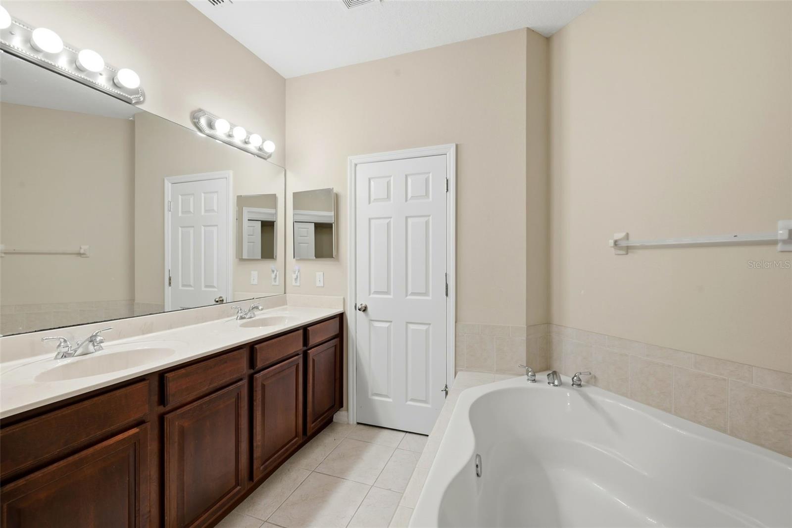 Image 25 of 46 For 970 Davenwood Court