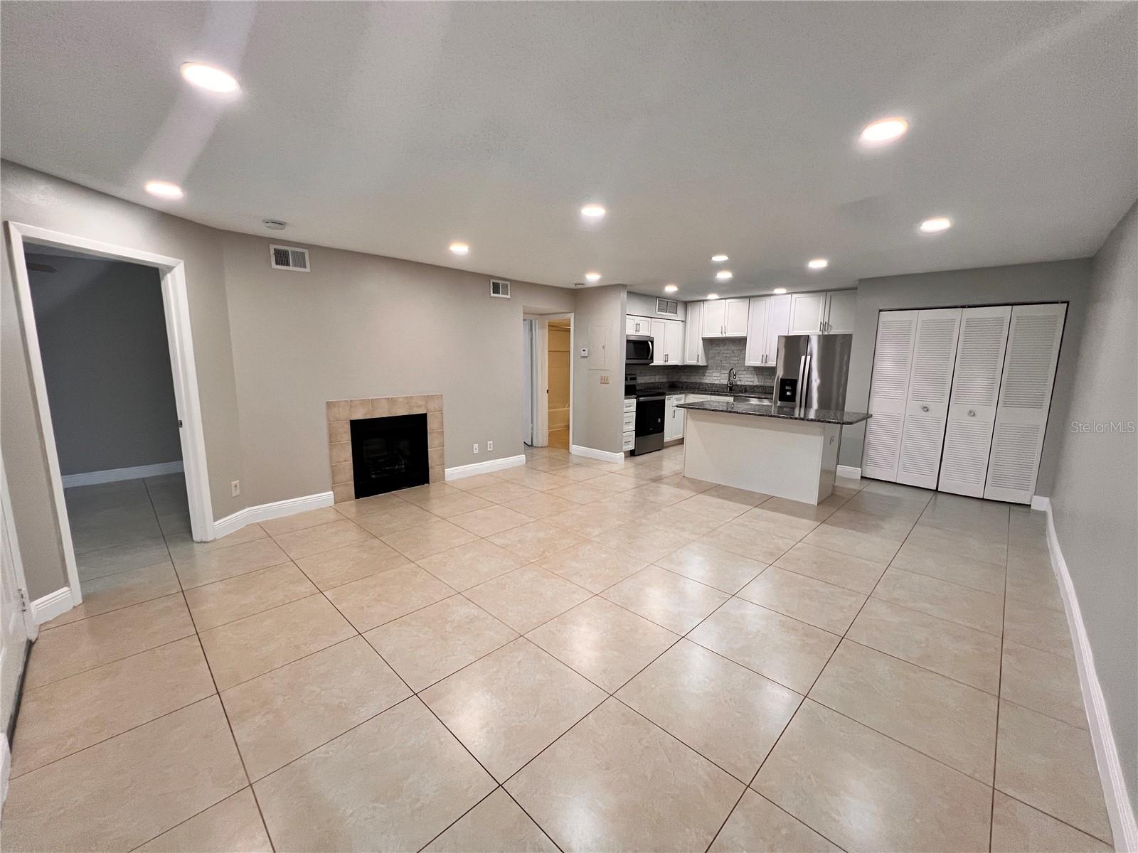 Image 4 of 20 For 300 Lakepointe Drive 103