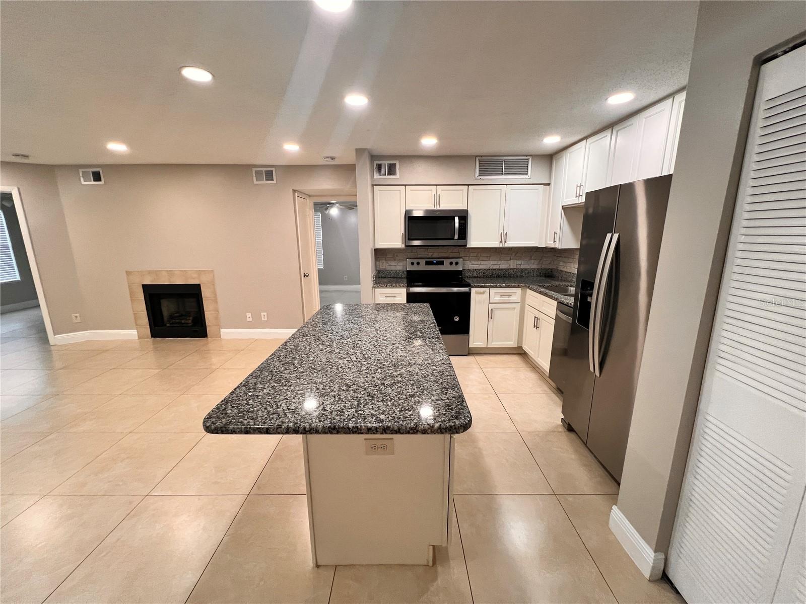 Image 6 of 20 For 300 Lakepointe Drive 103