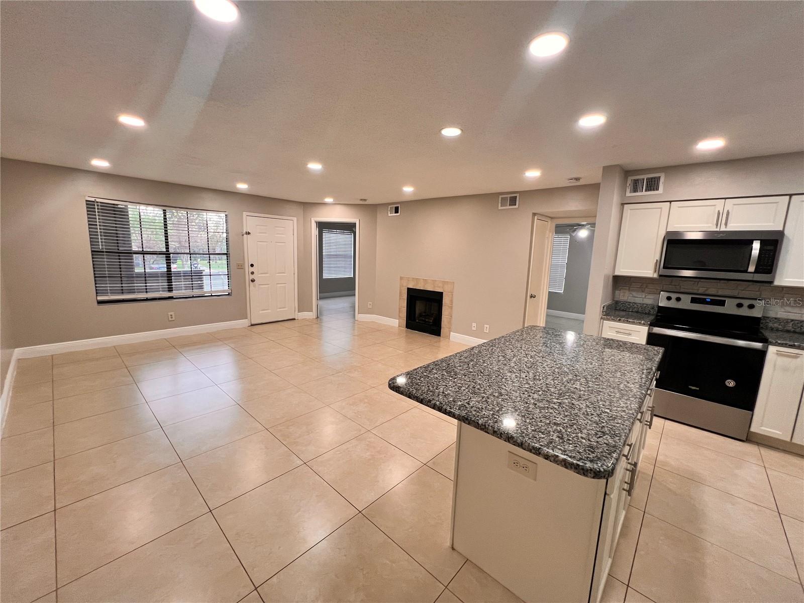 Image 7 of 20 For 300 Lakepointe Drive 103