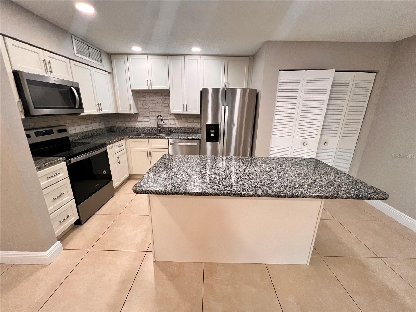 Image 9 of 20 For 300 Lakepointe Drive 103