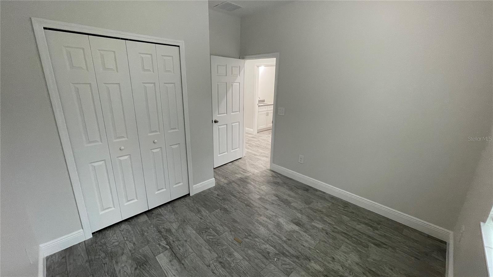 Listing photo id 9 for 4949 Ives Avenue B