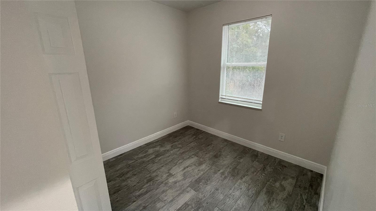 Listing photo id 10 for 4949 Ives Avenue B