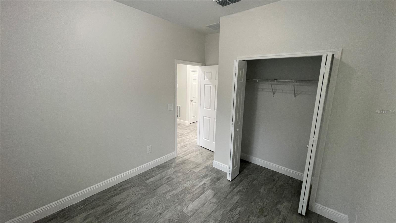 Listing photo id 11 for 4949 Ives Avenue B