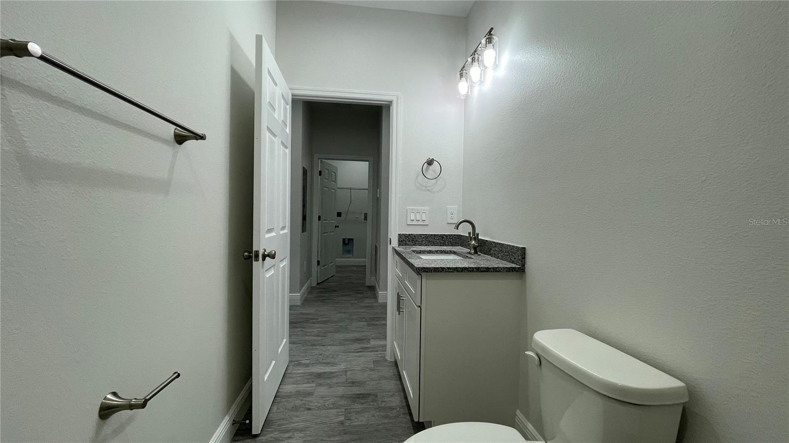 Listing photo id 12 for 4949 Ives Avenue B