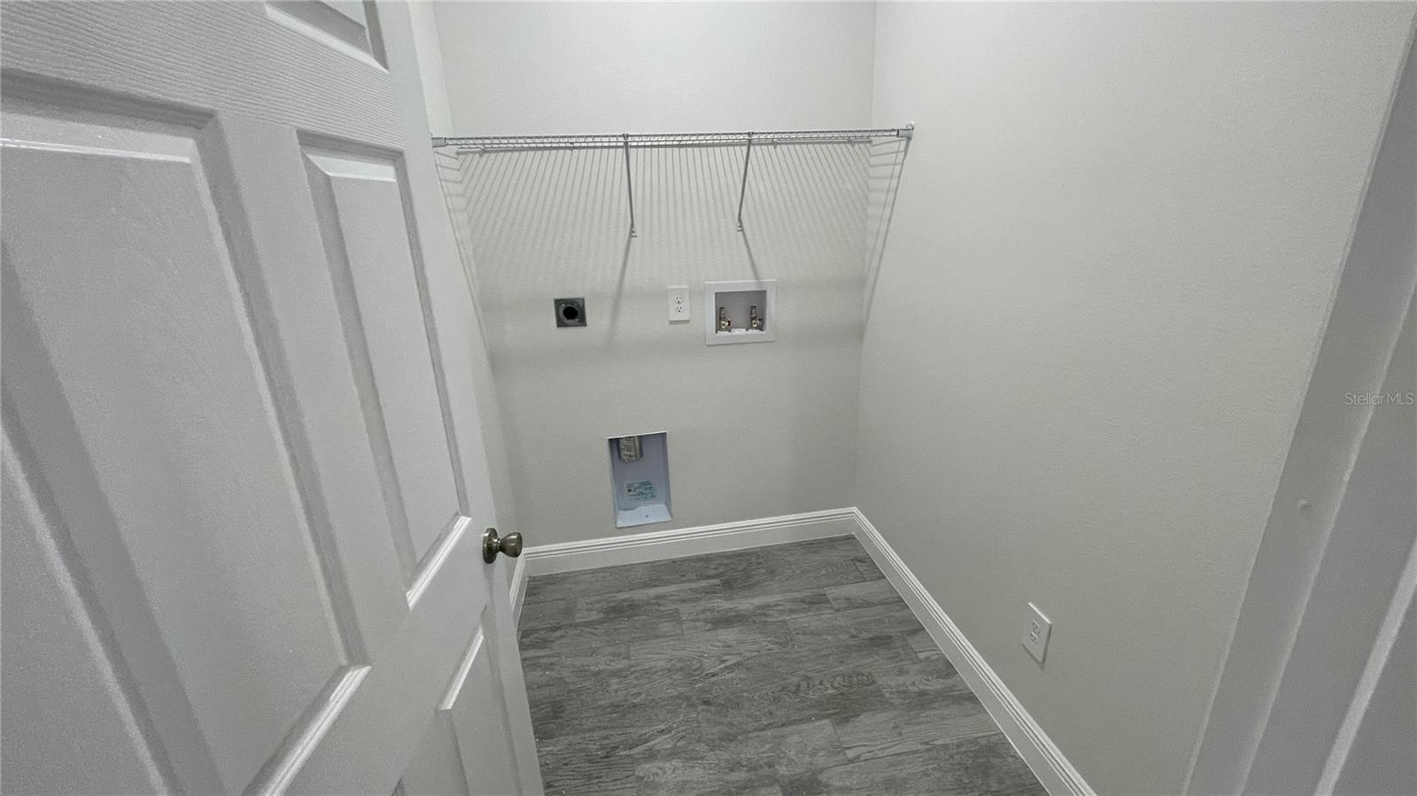 Listing photo id 13 for 4949 Ives Avenue B