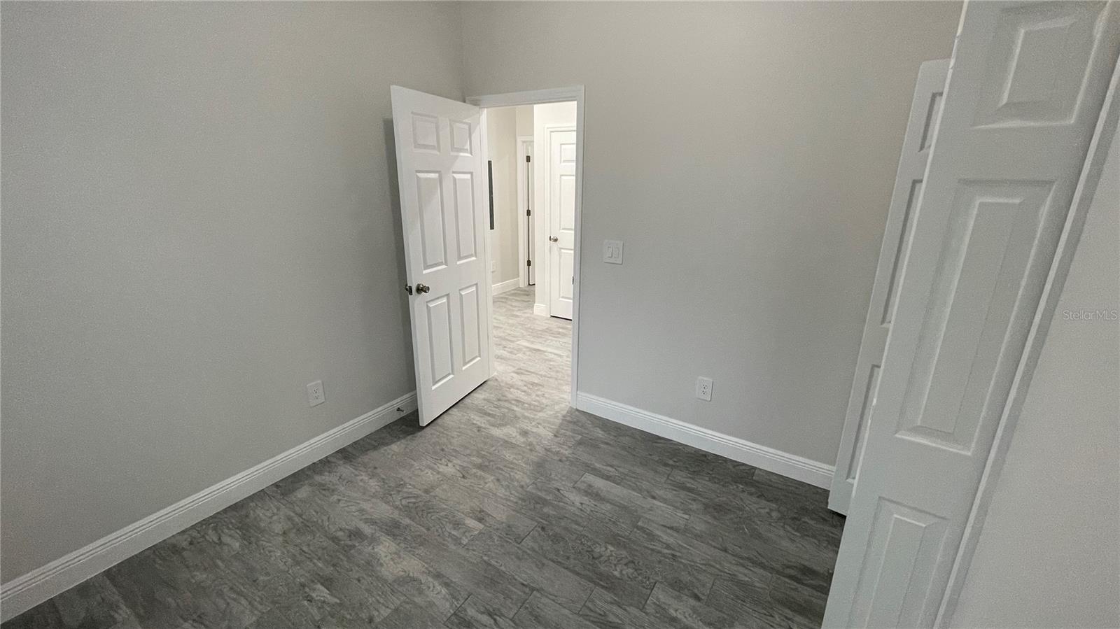 Listing photo id 15 for 4949 Ives Avenue B