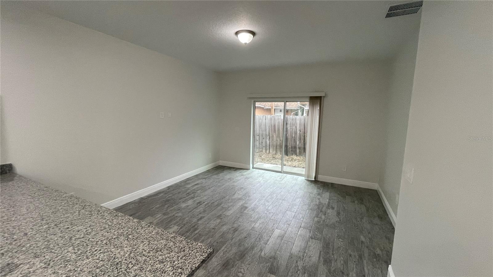 Listing photo id 17 for 4949 Ives Avenue B