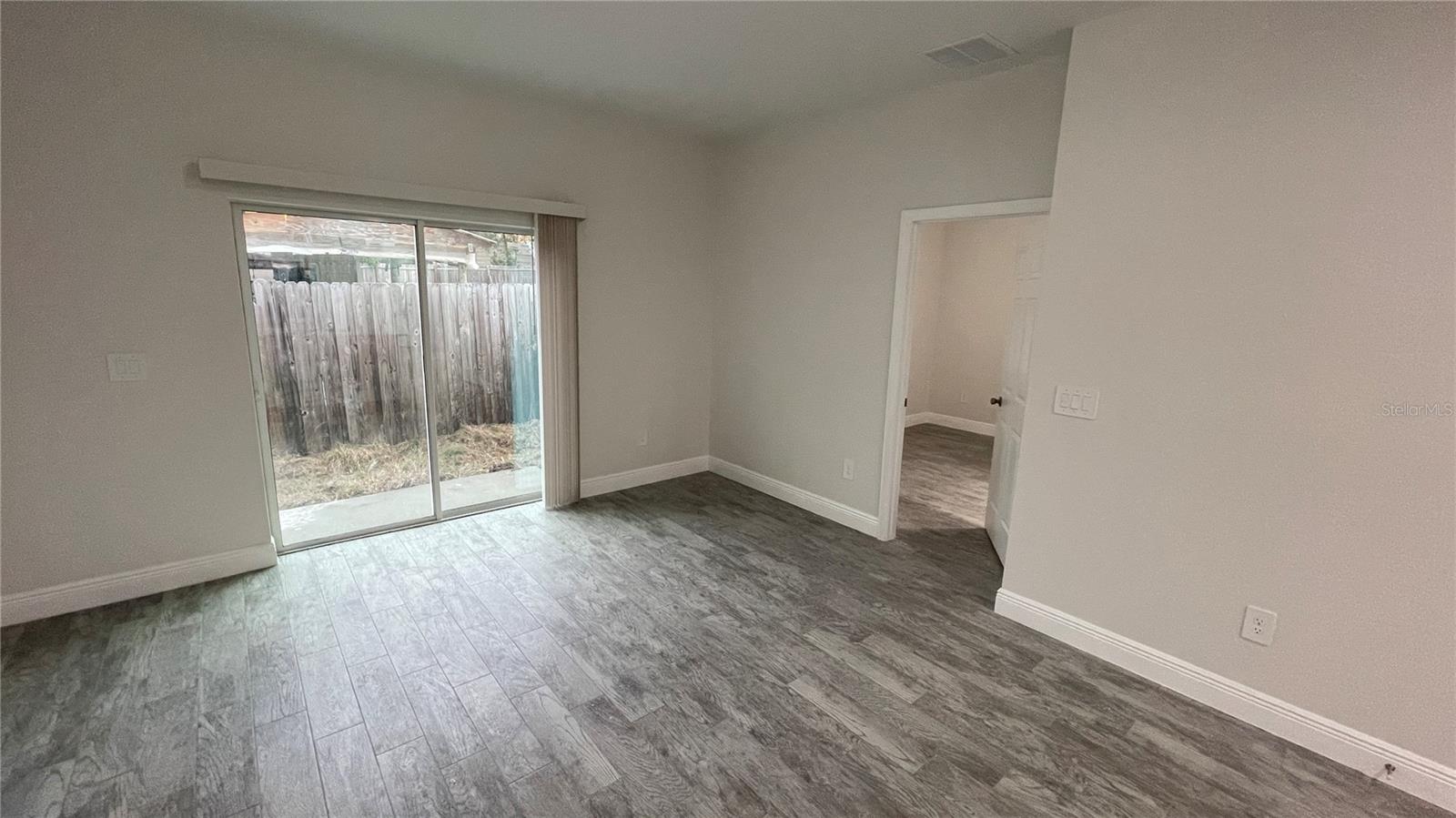 Listing photo id 19 for 4949 Ives Avenue B