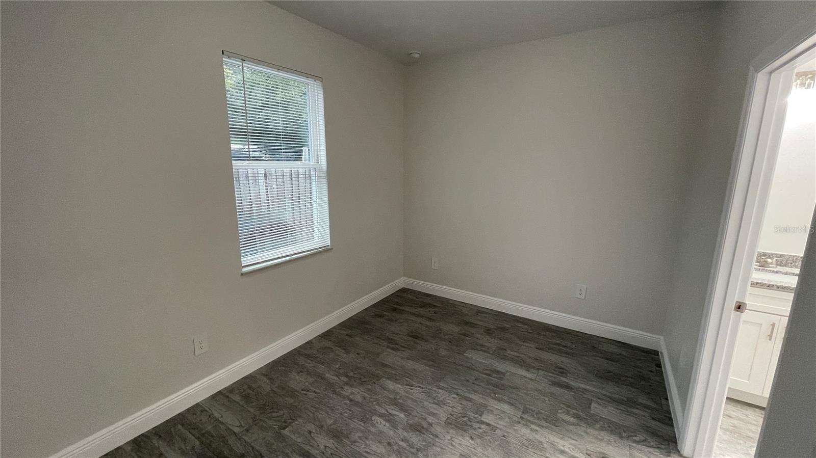 Listing photo id 20 for 4949 Ives Avenue B