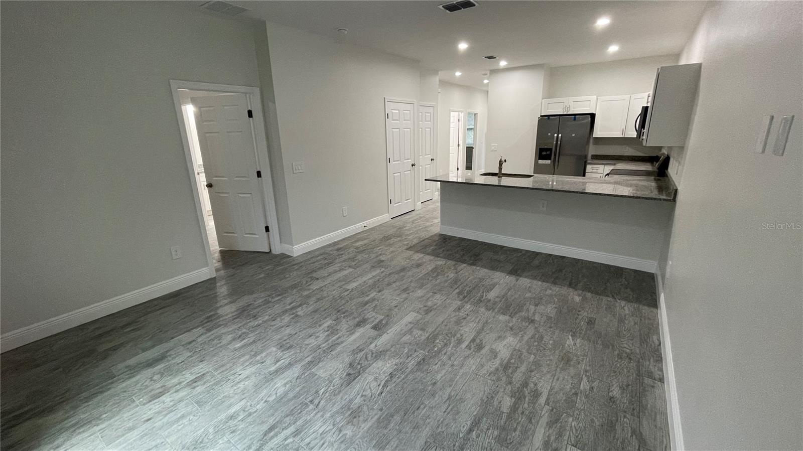 Listing photo id 1 for 4949 Ives Avenue B