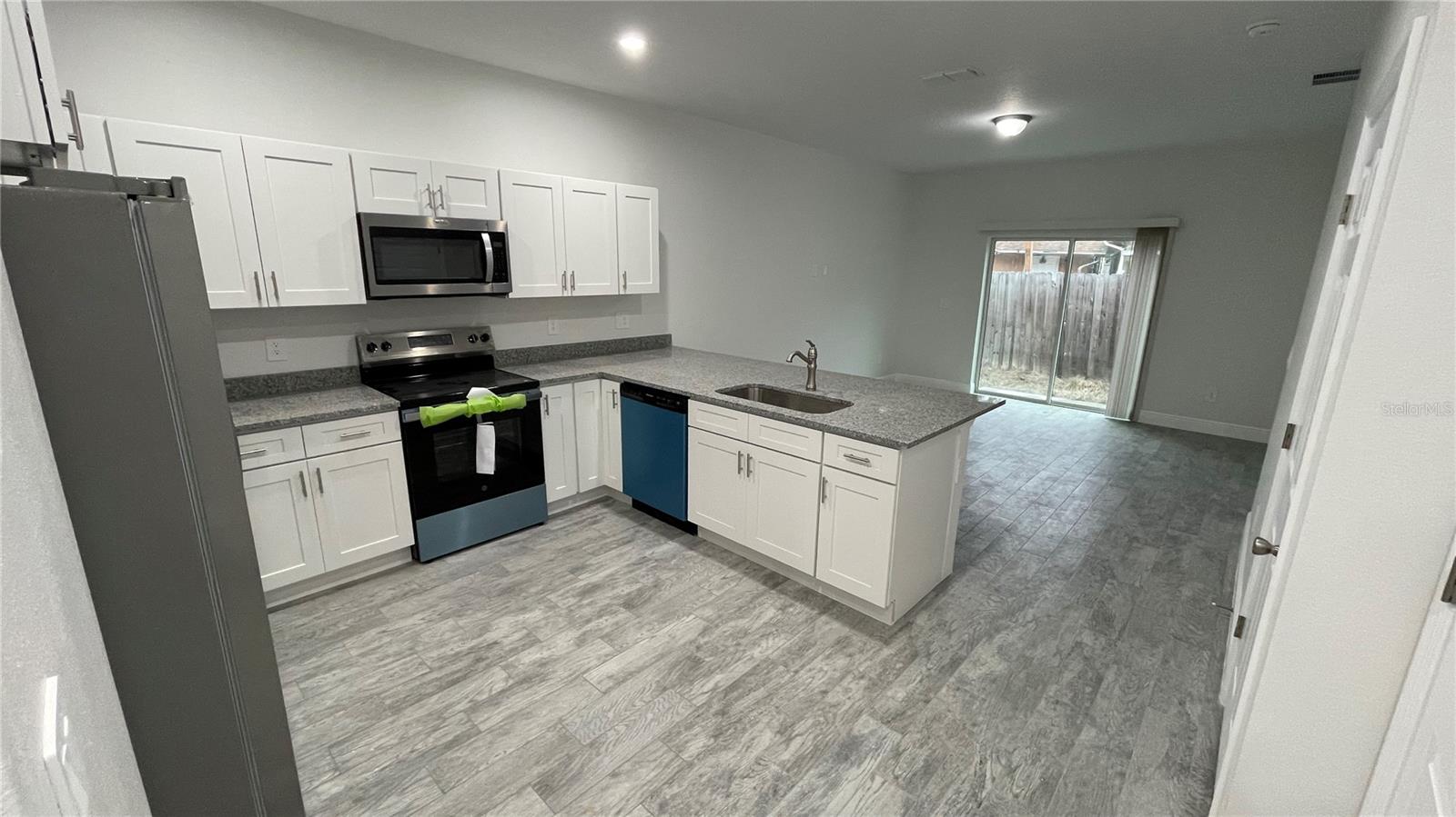 Listing photo id 2 for 4949 Ives Avenue B