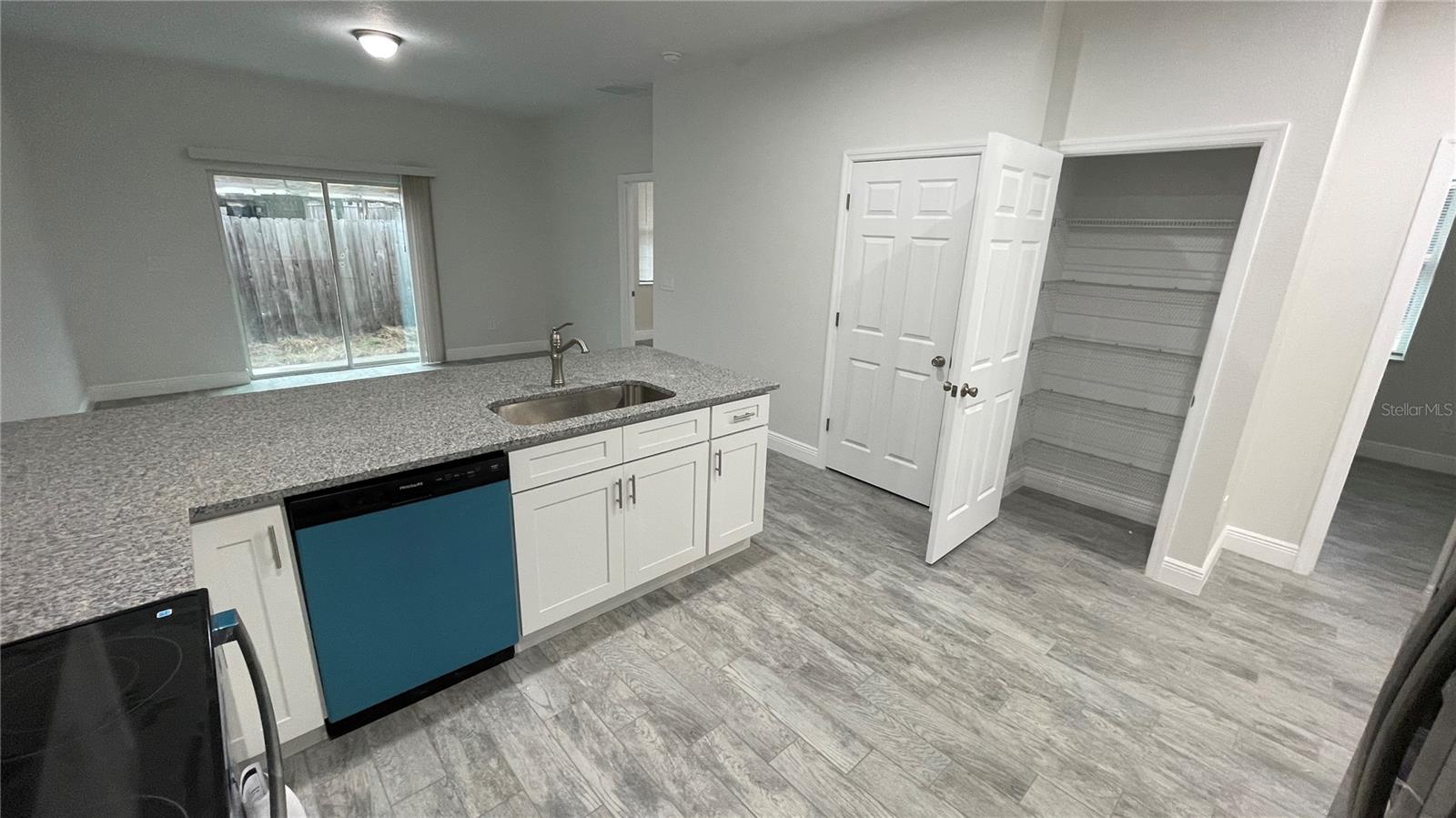 Listing photo id 4 for 4949 Ives Avenue B