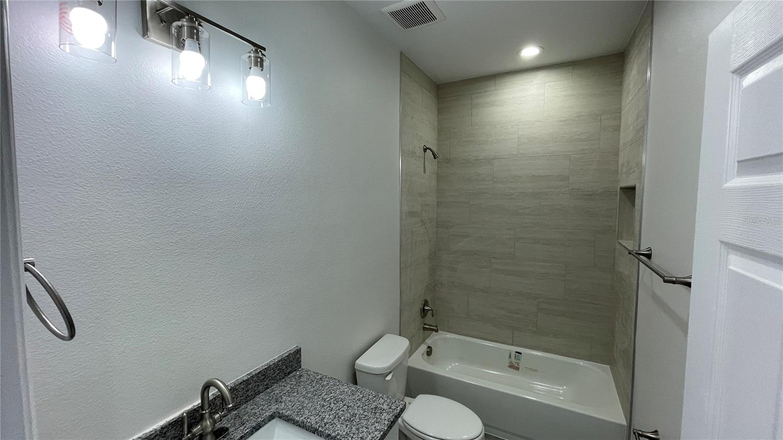 Listing photo id 5 for 4949 Ives Avenue B