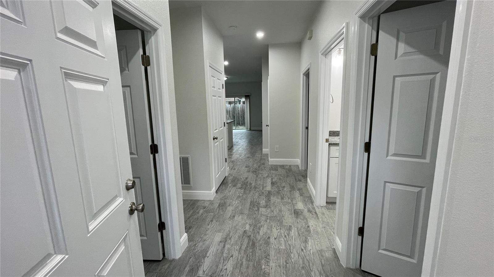 Listing photo id 6 for 4949 Ives Avenue B