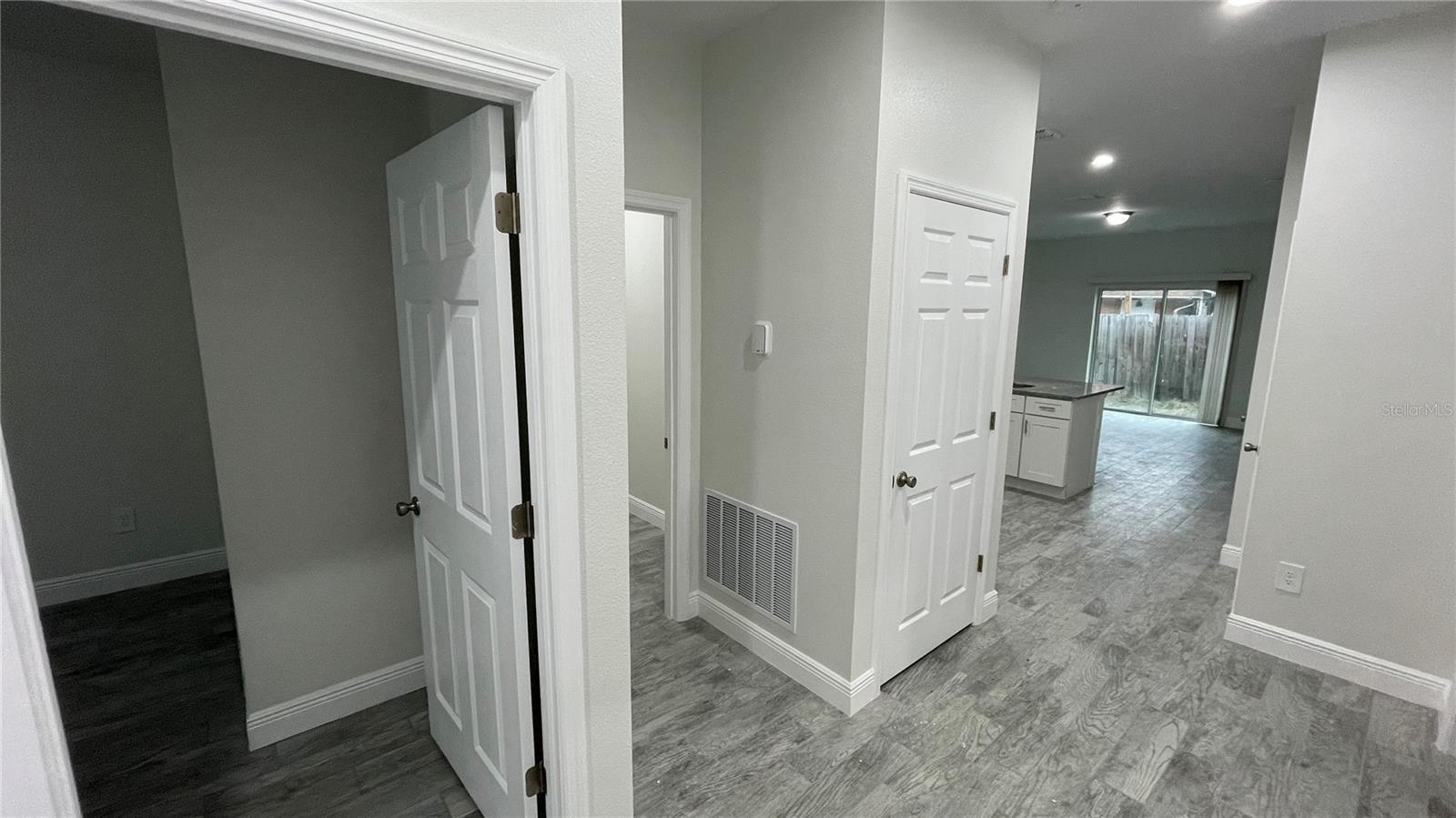 Listing photo id 7 for 4949 Ives Avenue B