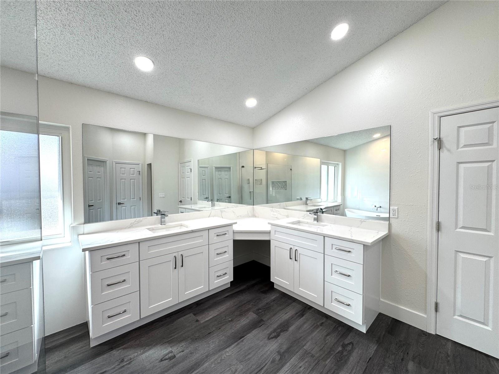 Image 24 of 43 For 9943 Bay Vista Estates Boulevard