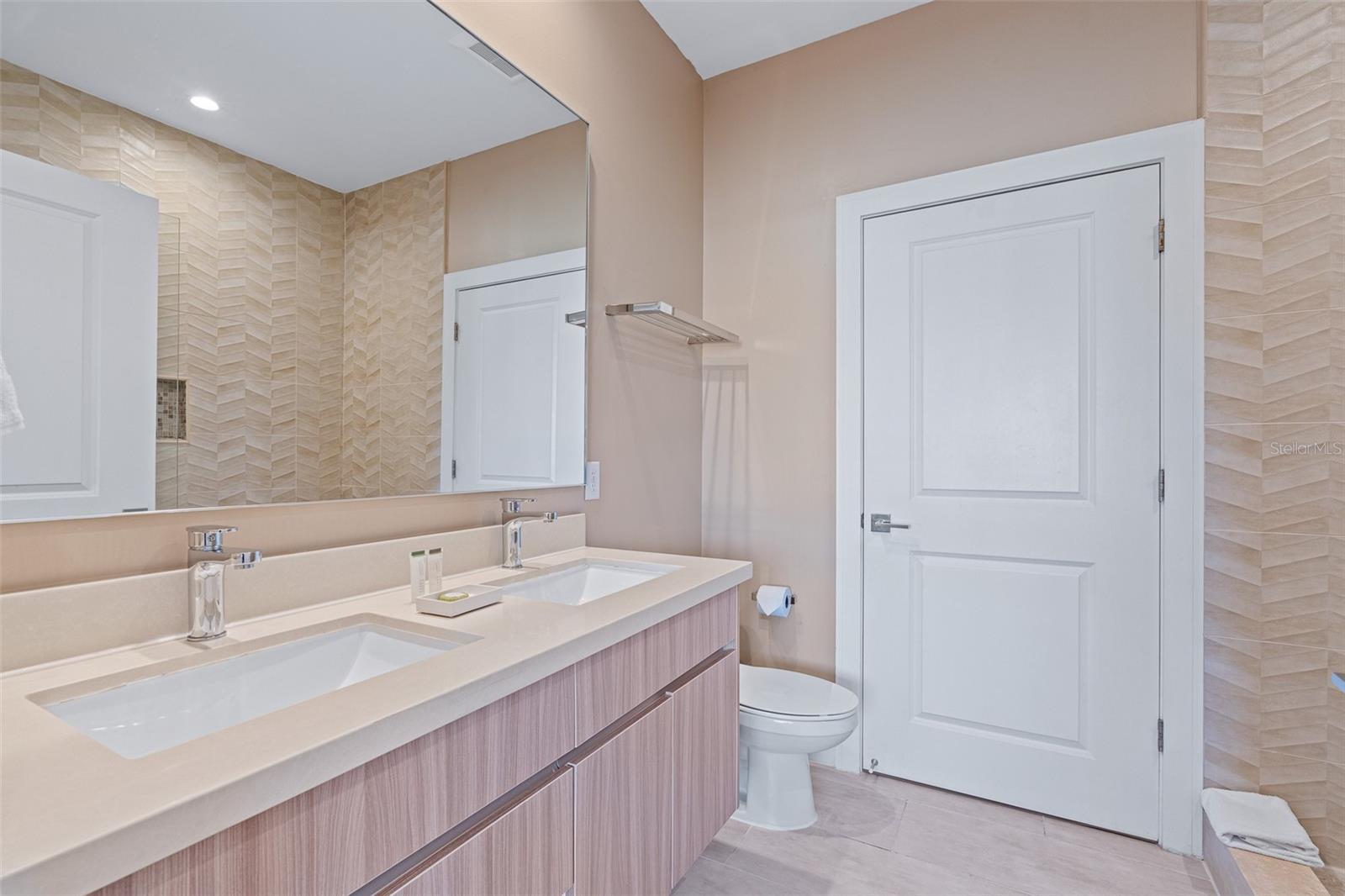 Image 21 of 49 For 7457 Bleecker Lane