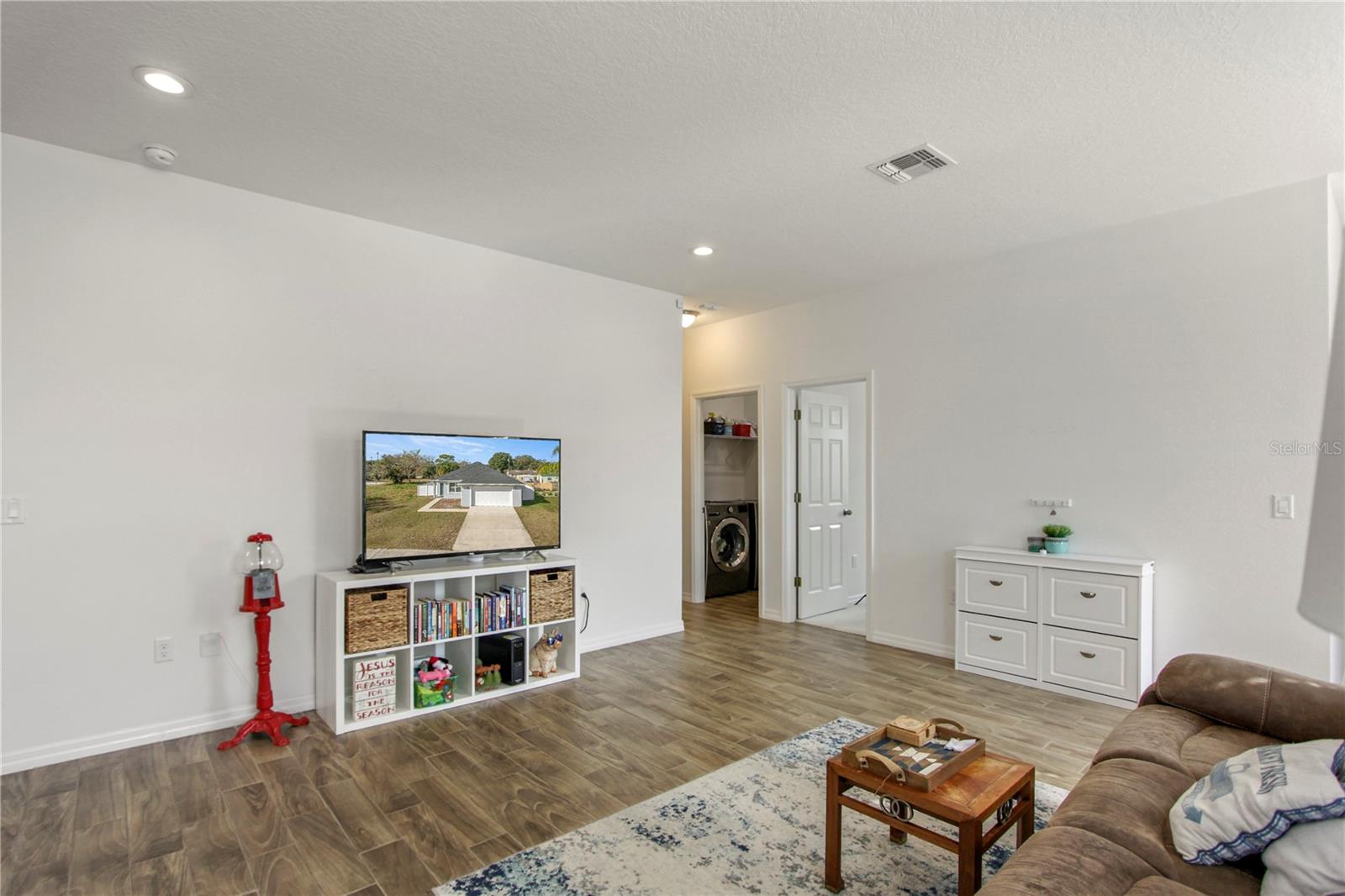 Image 5 of 35 For 142 Pineview Drive