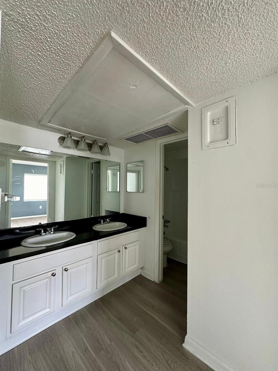 Image 23 of 33 For 2519 Alafaya Trail 34