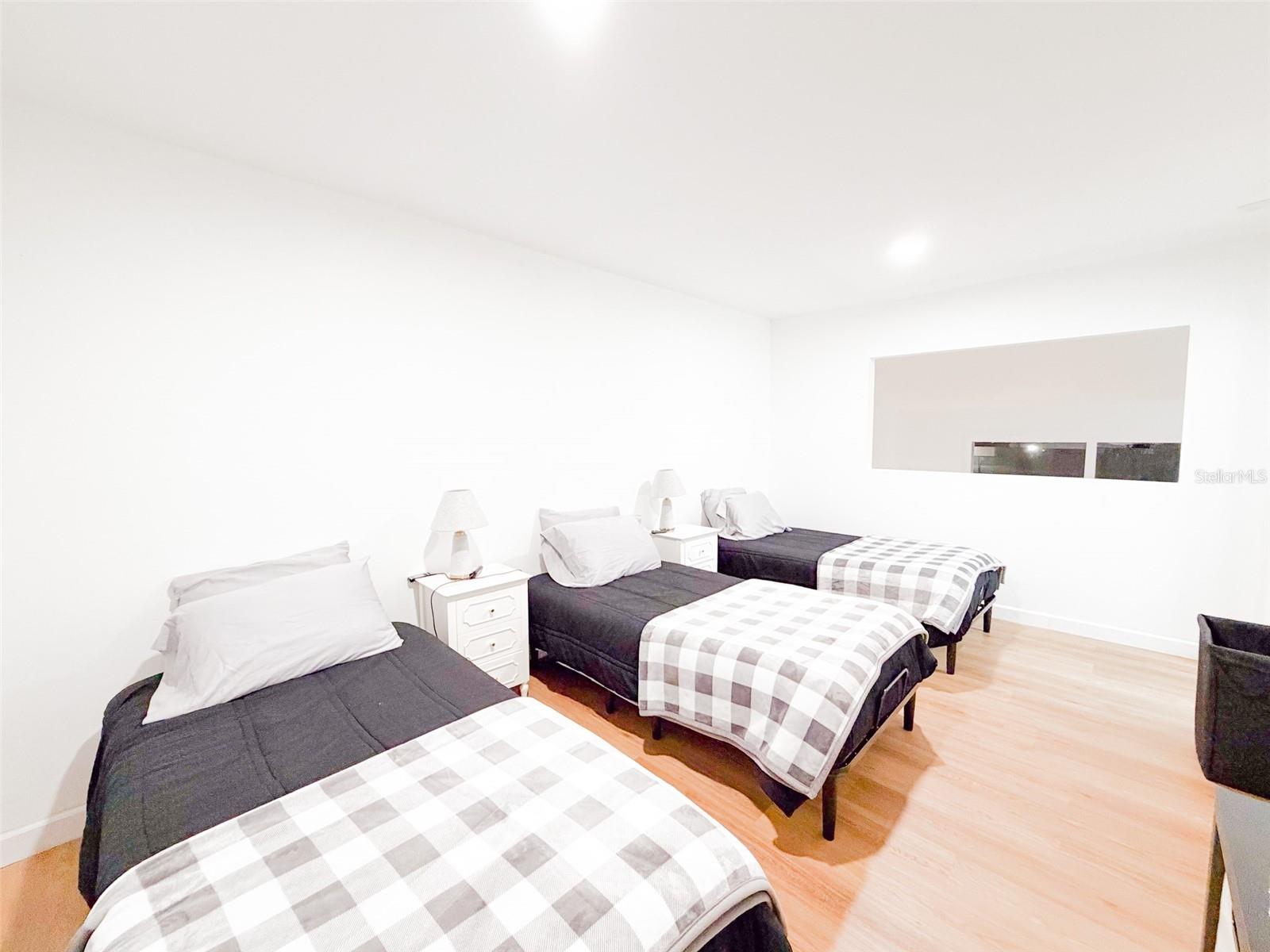 Image 18 of 25 For 10246 Turkey Lake Road 163