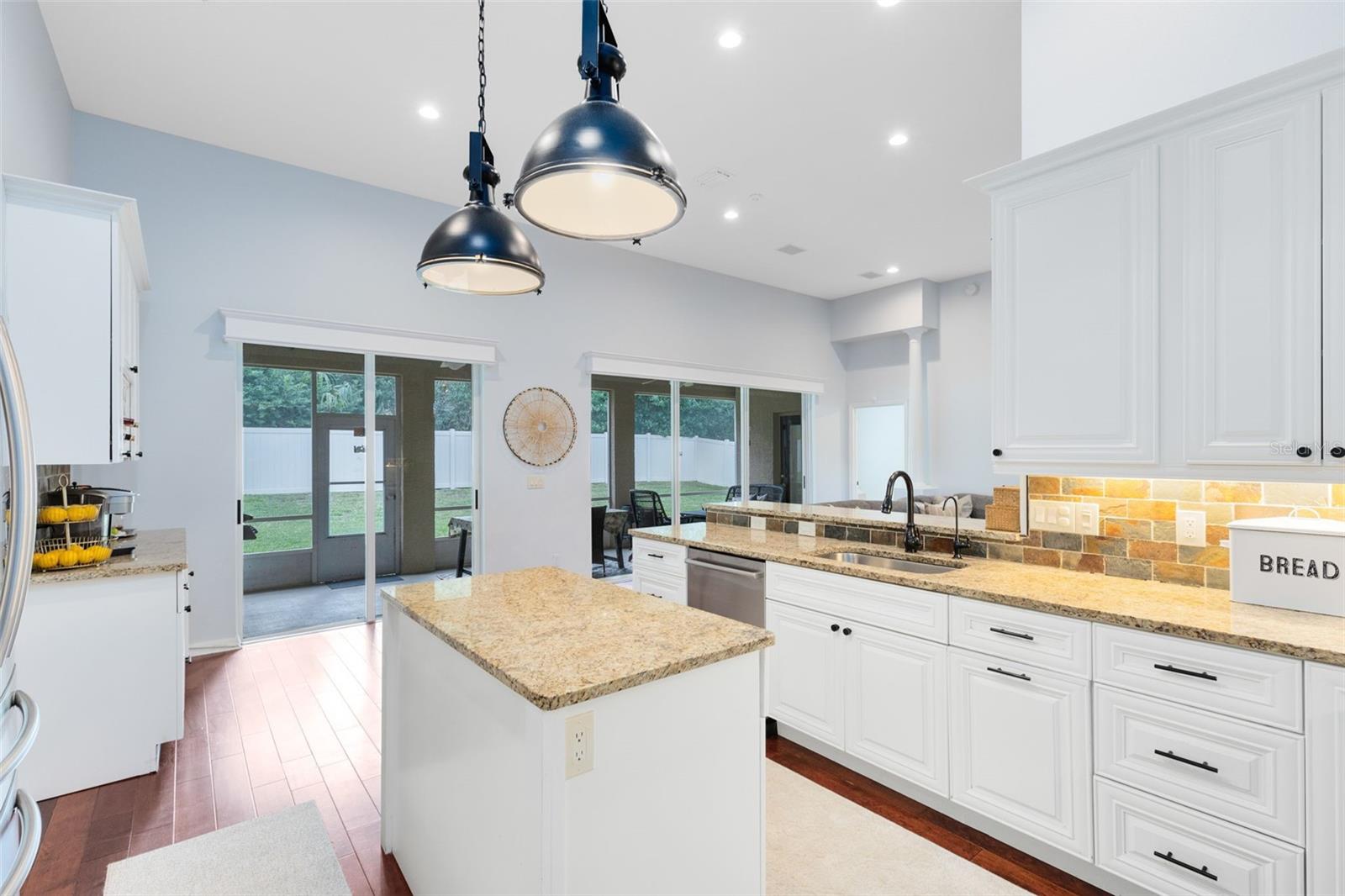 Image 10 of 51 For 106 Thunberg Cove