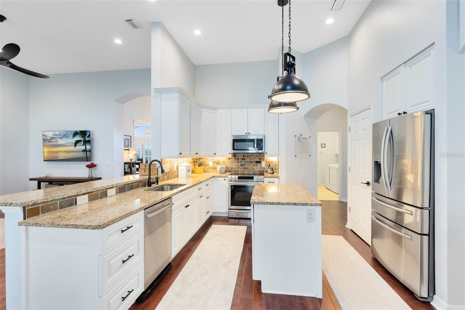 Image 11 of 51 For 106 Thunberg Cove