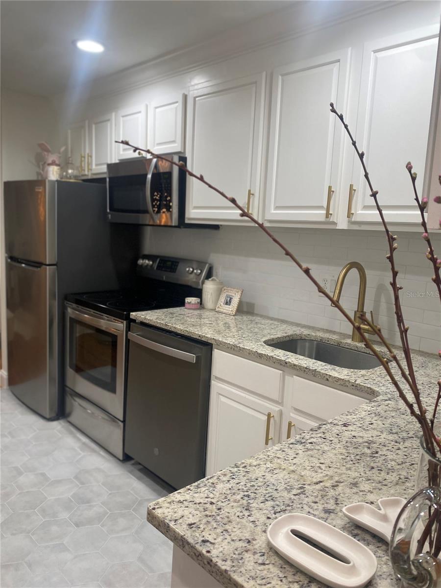 Image 15 of 36 For 320 Lakeview Street 222