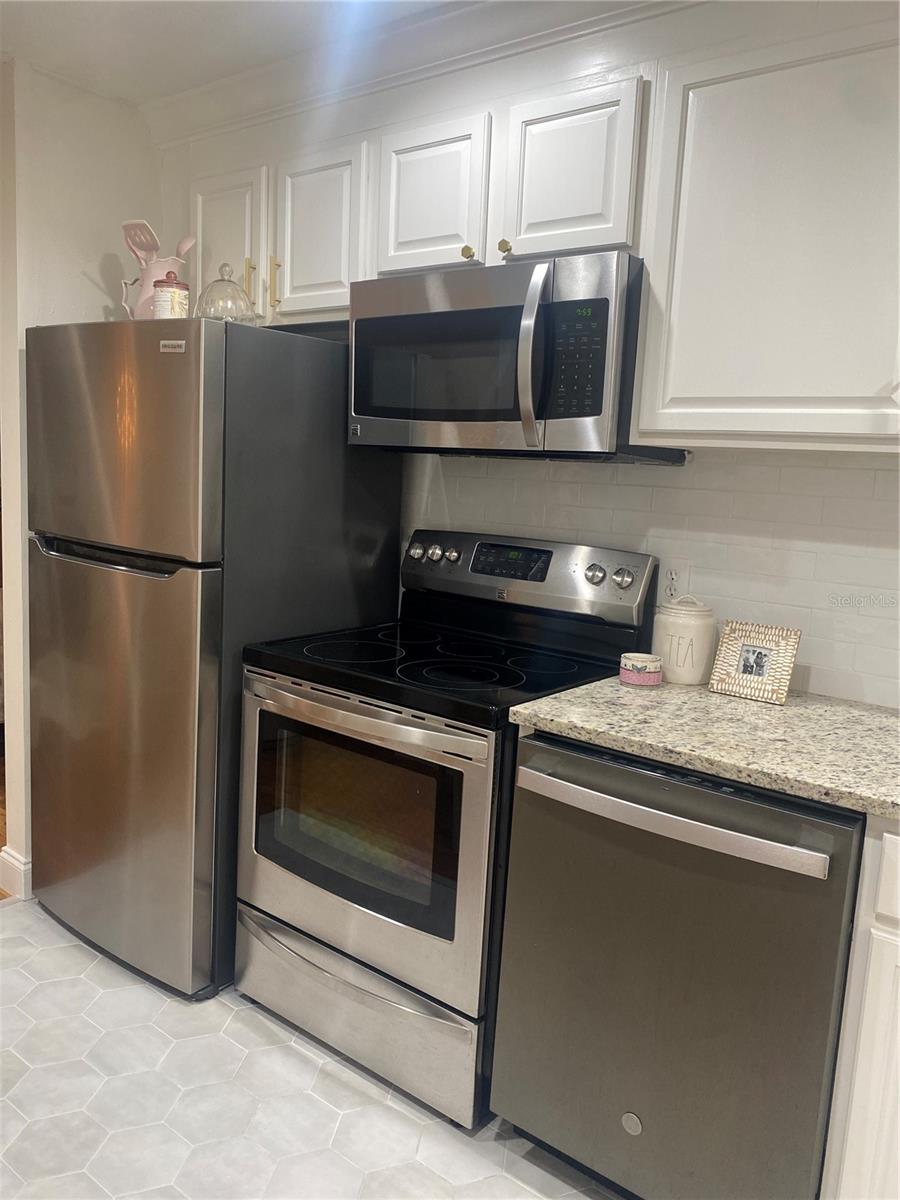 Image 16 of 36 For 320 Lakeview Street 222