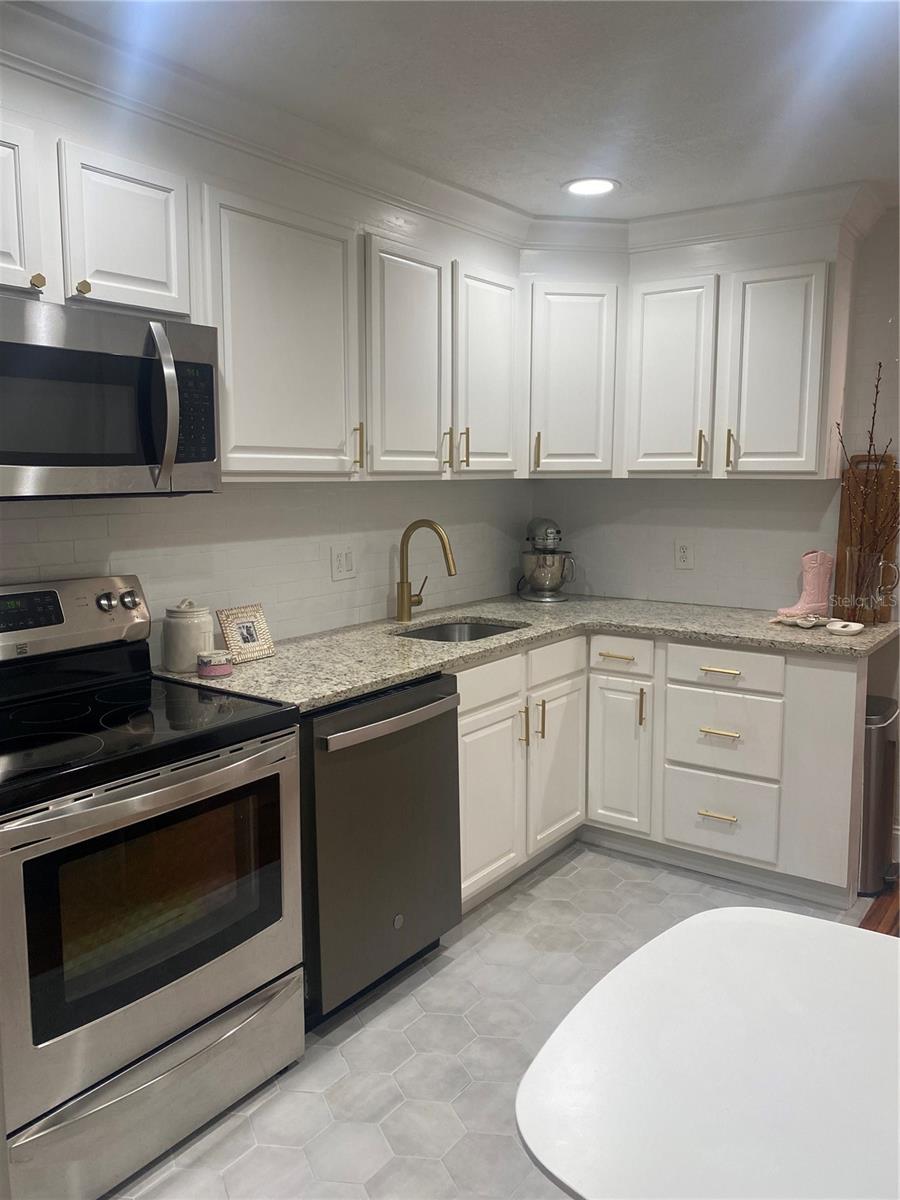 Image 17 of 36 For 320 Lakeview Street 222