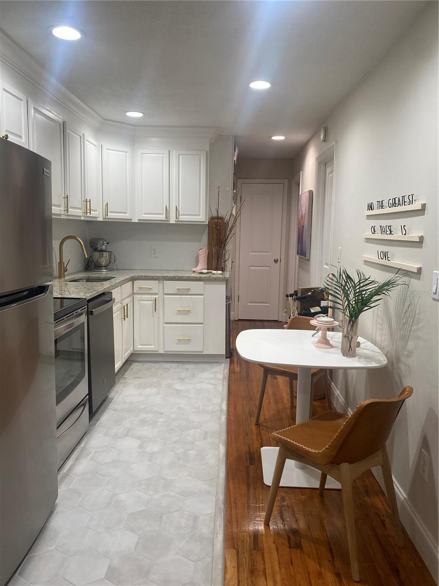 Image 18 of 36 For 320 Lakeview Street 222