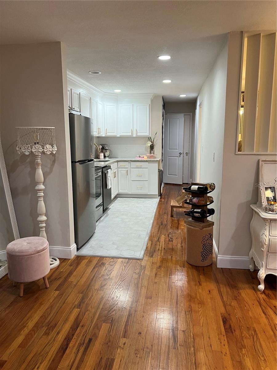 Image 20 of 36 For 320 Lakeview Street 222