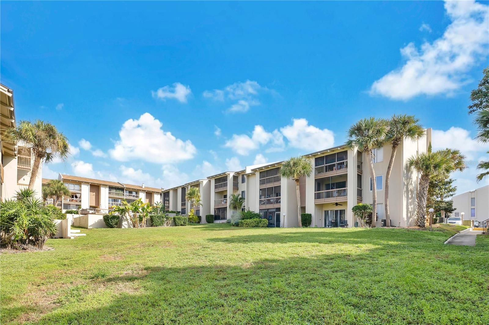 Image 20 of 32 For 568 Orange Drive 50