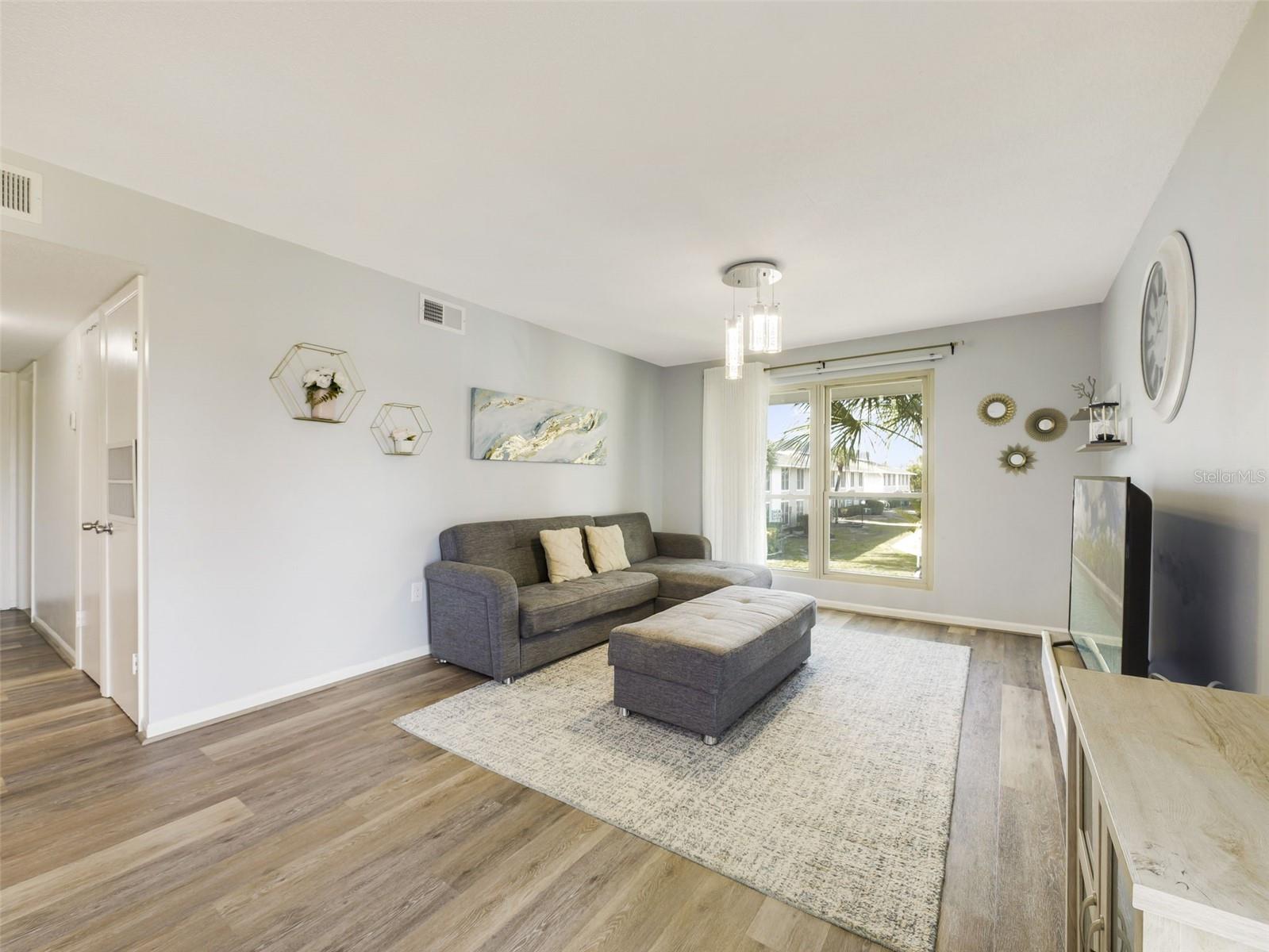 Image 3 of 20 For 1935 Conway Road 5