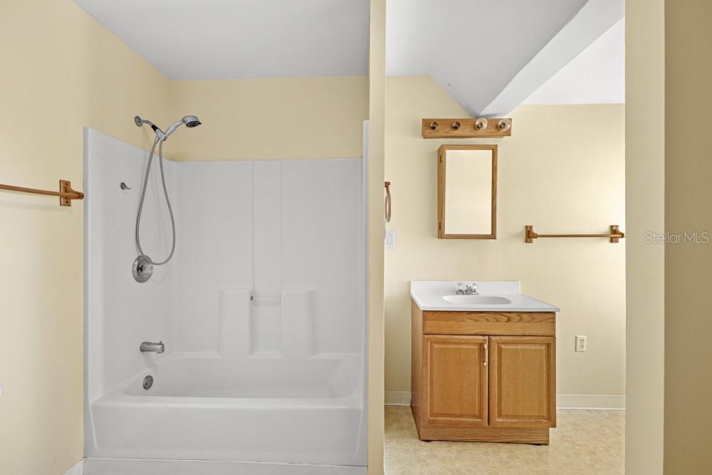 Image 27 of 79 For 19621 Lake Lincoln Lane